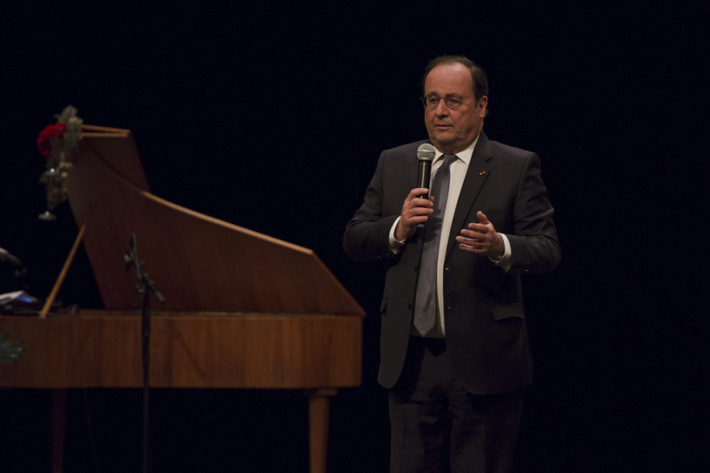 François Hollande s'adresse au public du Théâtre Antoine lors meeting de solidarité avec le peuple ukrainien organisé par « La Règle du Jeu » le 1er mars 2022.