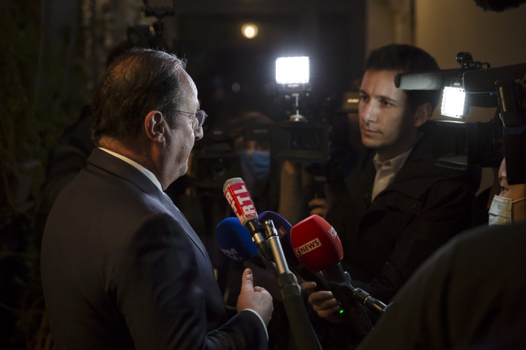 François Hollande en interview au Théâtre Antoine après son discours lors meeting de solidarité avec le peuple ukrainien organisé par « La Règle du Jeu » le 1er mars 2022.