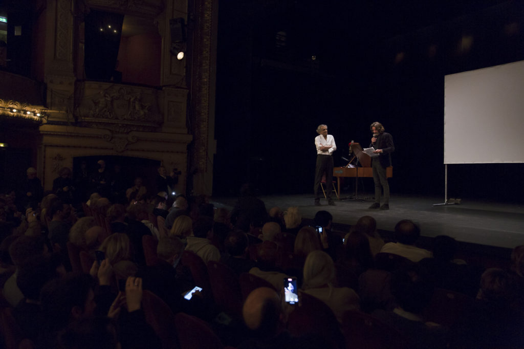 Frédéric Beigbeder lit un texte sur la scène du Théâtre Antoine lors meeting de solidarité avec le peuple ukrainien organisé par « La Règle du Jeu » le 1er mars 2022. À ses côtés, Bernard-Henri Lévy.