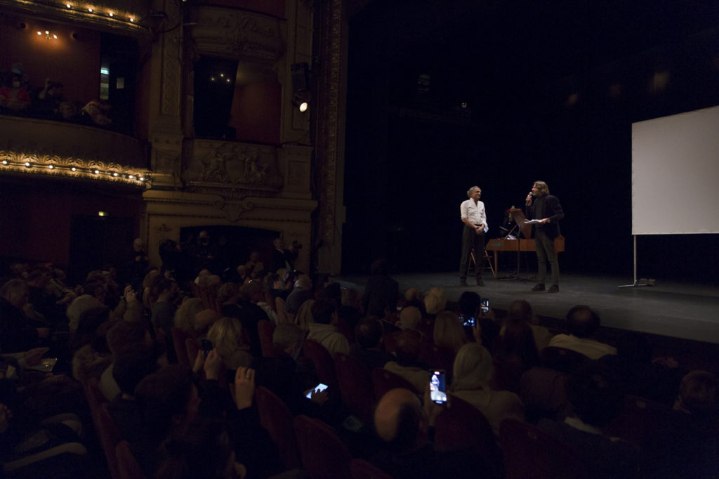 Frédéric Beigbeder lit un texte sur la scène du Théâtre Antoine lors meeting de solidarité avec le peuple ukrainien organisé par « La Règle du Jeu » le 1er mars 2022. À ses côtés, Bernard-Henri Lévy.