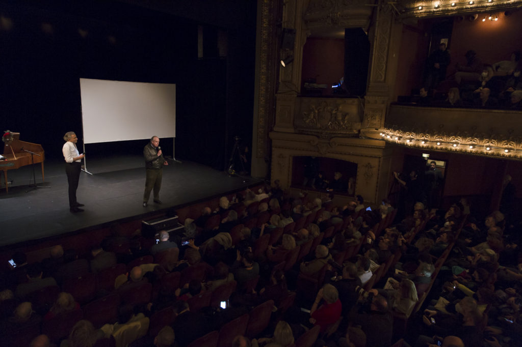 Frédéric Mitterrand sur la scène du Théâtre Antoine lors meeting de solidarité avec le peuple ukrainien organisé par « La Règle du Jeu » le 1er mars 2022. À ses côtés, Bernard-Henri Lévy.