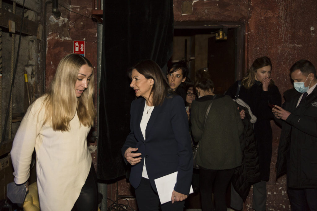 Anne Hidalgo (à droite) échange avec Inna Schevchenko (à gauche), dans les coulisses du Théâtre Antoine lors meeting de solidarité avec le peuple ukrainien organisé par « La Règle du Jeu » le 1er mars 2022.