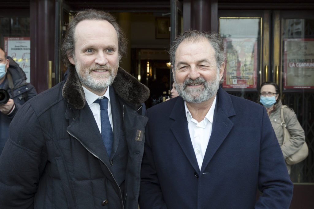 Jean-Marc Dumontet (à gauche) et Denis Olivennes (à droite), devant le Théâtre Antoine avant le meeting de solidarité avec le peuple ukrainien organisé par « La Règle du Jeu » le 1er mars 2022.