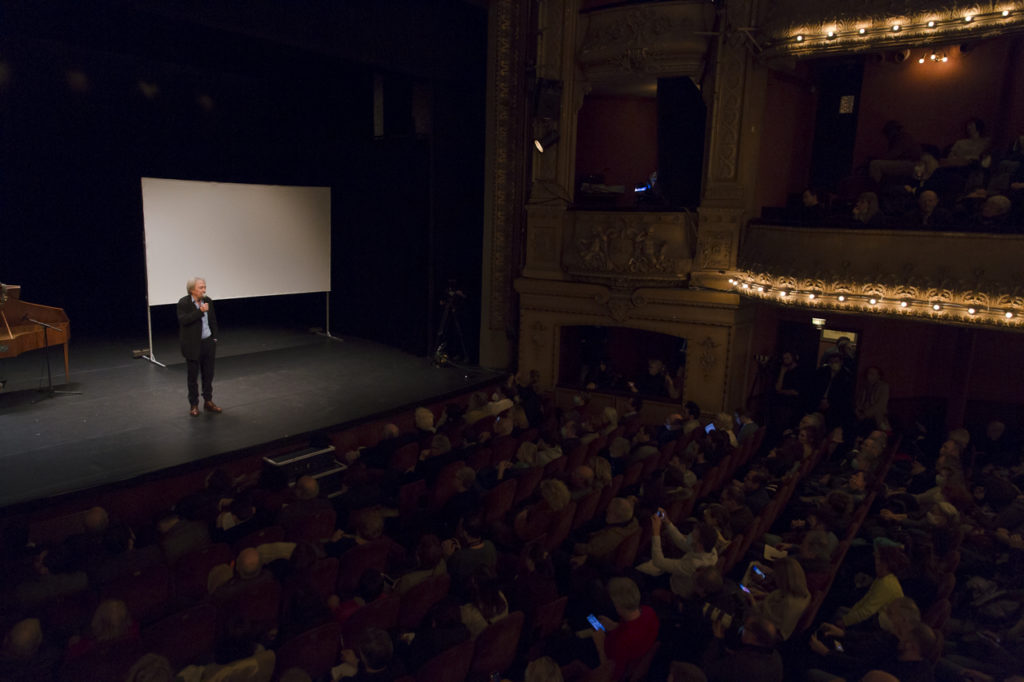 Pascal Bruckner s'adresse au public du Théâtre Antoine lors meeting de solidarité avec le peuple ukrainien organisé par « La Règle du Jeu » le 1er mars 2022.