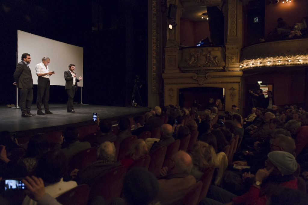 Samuel Lejoyeux (à droite) s'adresse au public du Théâtre Antoine lors meeting de solidarité avec le peuple ukrainien organisé par « La Règle du Jeu » le 1er mars 2022. À ses côtés, Bernard-Henri Lévy et Patrick Klugman