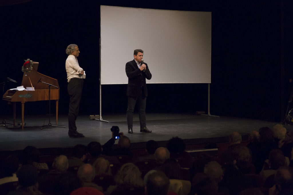 Sylvain Fort s'adresse au public du Théâtre Antoine lors meeting de solidarité avec le peuple ukrainien organisé par « La Règle du Jeu » le 1er mars 2022. À ses côtés, Bernard-Henri Lévy.