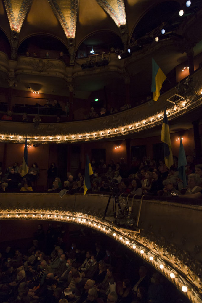 Le public du Théâtre Antoine porte haut les couleurs de l'Ukraine lors meeting de solidarité avec le peuple ukrainien organisé par « La Règle du Jeu » le 1er mars 2022.