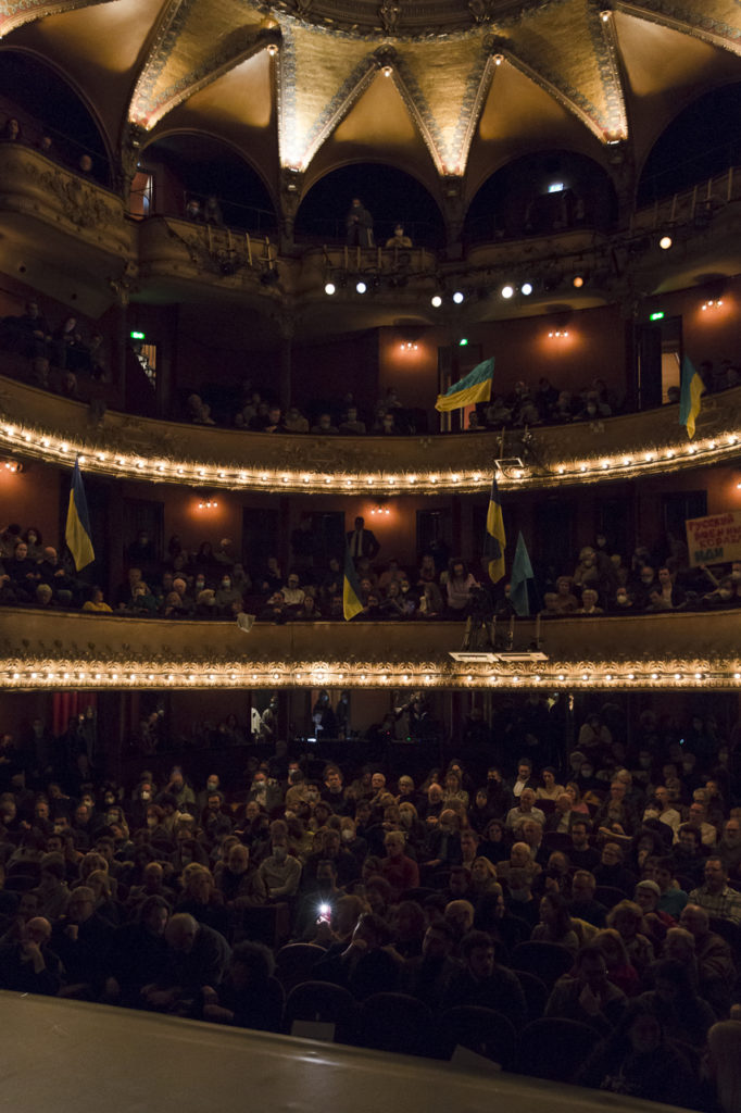 Les drapeaux de l'Ukraine au Théâtre Antoine lors meeting de solidarité avec le peuple ukrainien organisé par « La Règle du Jeu » le 1er mars 2022.