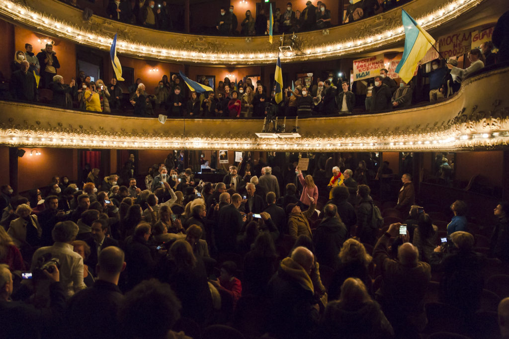 Le public du Théâtre Antoine chante l'hymne de l'Ukraine lors meeting de solidarité avec le peuple ukrainien organisé par « La Règle du Jeu » le 1er mars 2022.