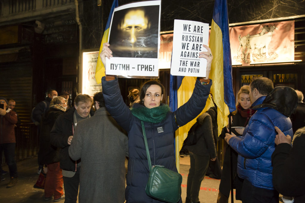 Devant le Théâtre Antoine à l'issue du meeting de solidarité avec le peuple ukrainien organisé par « La Règle du Jeu » le 1er mars 2022, des pancartes condamnent l'action de Poutine.