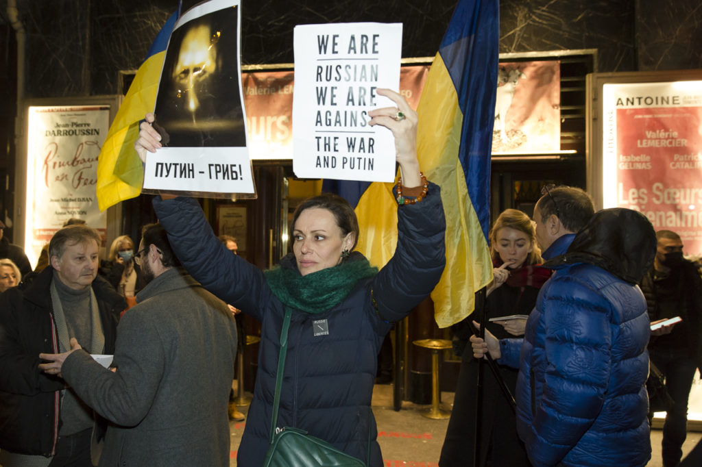 Devant le Théâtre Antoine à l'issue du meeting de solidarité avec le peuple ukrainien organisé par « La Règle du Jeu » le 1er mars 2022, des pancartes condamnent l'action de Poutine.