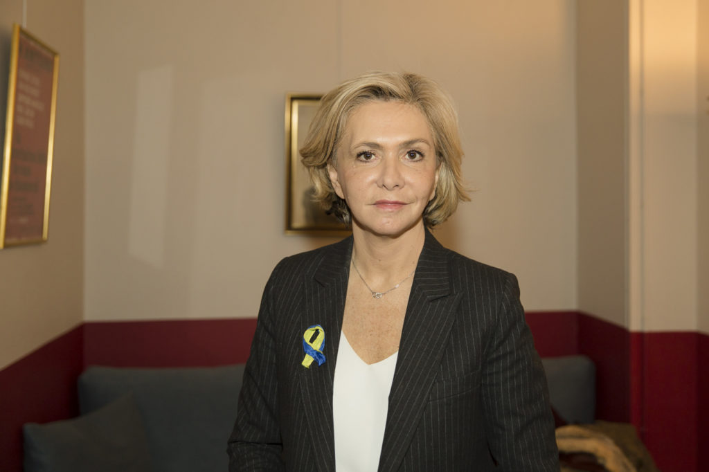 Valérie Pécresse dans les coulisses du Théâtre Antoine lors meeting de solidarité avec le peuple ukrainien organisé par « La Règle du Jeu » le 1er mars 2022.