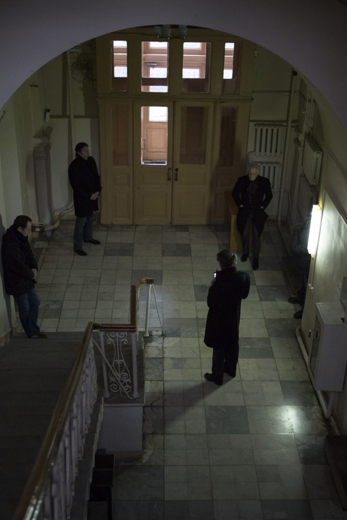 Bernard-Henri Levy à l'Université de Kiev le 3 mars 2014, en compagnie de Gilles Hertzog et de deux autres hommes.
