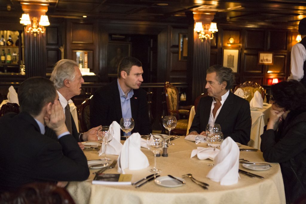 Rencontre entre Vitali Klitschko (au centre) et Bernard-Henri Levy (à droite) à Kiev le 3 mars 2014, dans un restaurant, en pleine conversation.