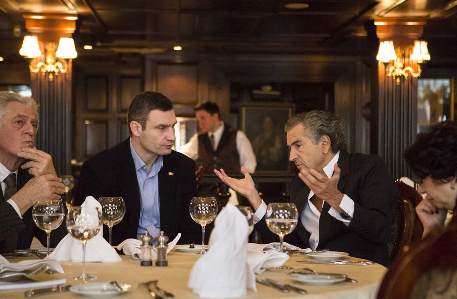 Rencontre entre Vitali Klitschko (au centre) et Bernard-Henri Levy (à droite) à Kiev le 3 mars 2014, dans un restaurant.