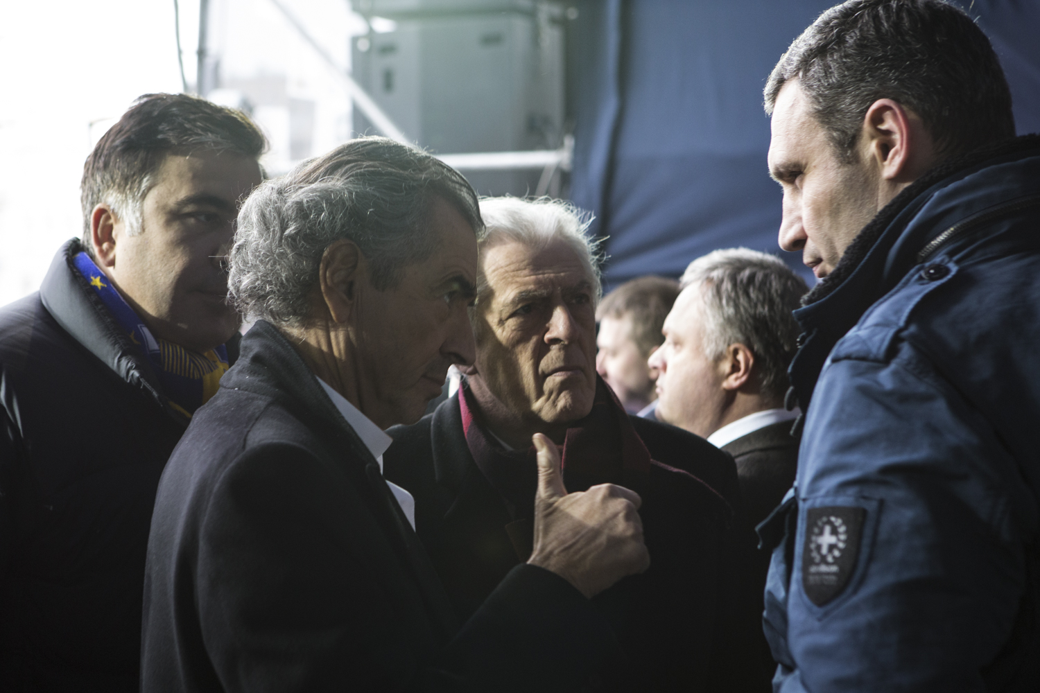 Rencontre entre Bernard-Henri Lévy et Vitali Klitschko sur la tribune de la place Maidan, Kiev, 2 mars 2014, sous le regard de Gilles Hertzog.