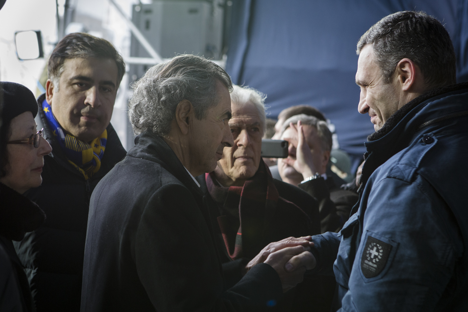 Rencontre entre Bernard-Henri Lévy et Vitali Klitschko sur la tribune de la place Maidan, Kiev, 2 mars 2014, sous le regard de Gilles Hertzog (au centre) et Galia Ackerman (à gauche)