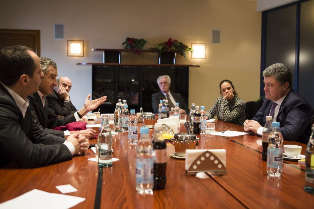 Rencontre entre Bernard-Henri Levy et Petro Porochenko à Kiev le 3 mars 2014, autour d'une grande table où l'on retrouve Gilles Hertzog et la rédactrice en chef de la revue La Règle du jeu.