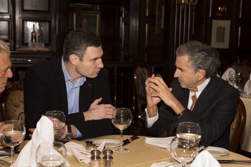 Rencontre entre Vitali Klitschko (au centre) et Bernard-Henri Levy (à droite) à Kiev le 3 mars 2014, dans un restaurant, ils parlent.
