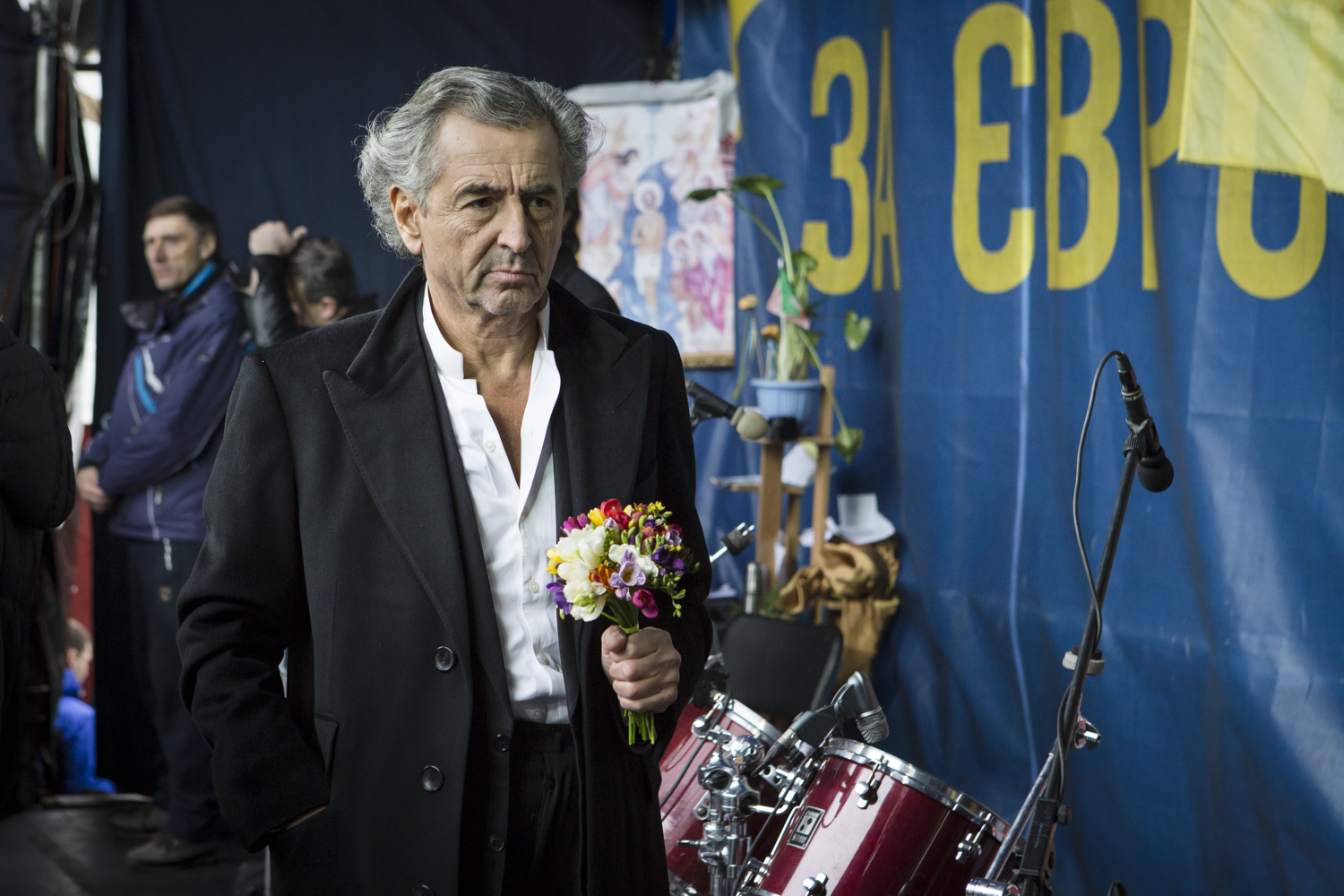 Bernard-Henri Levy sur la tribune de la place Maidan à Kiev le 2 mars 2014. BHL porte un bouquet de fleurs.