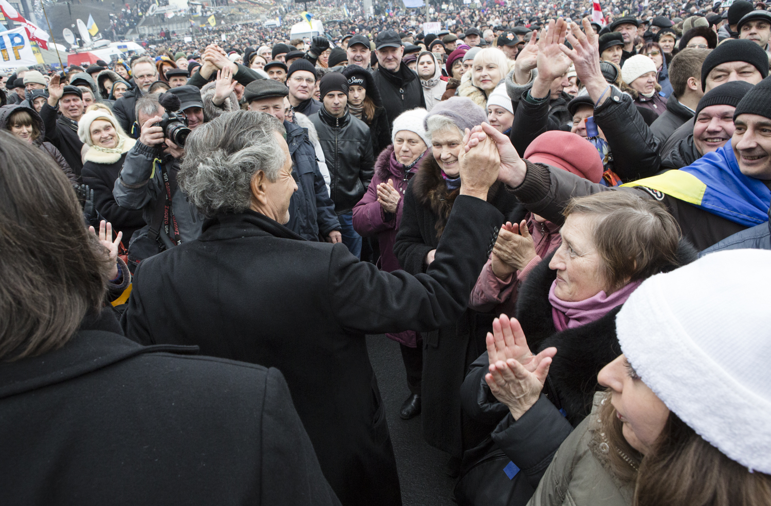 Bernard-Henri Levy saluant la foule de la place Maidan, Kiev le 2 mars 2014.