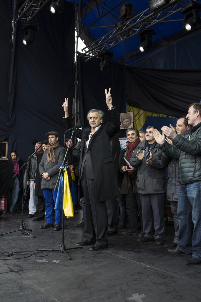 Intervention de Bernard-Henri Levy sur la place Maidan à Kiev le 2 mars 2014. Lévy fait le signe V de la victoire sous les applaudissements.