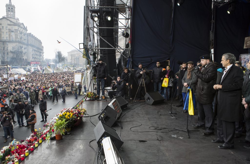 Intervention de Bernard-Henri Levy sur la place Maidan à Kiev le 2 mars 2014. Devant la scène on aperçoit la foule.