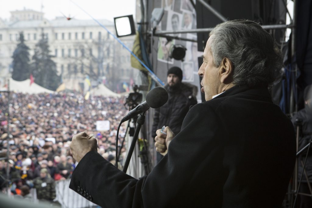 Intervention de Bernard-Henri Levy sur la place Maidan à Kiev le 2 mars 2014. On aperçoit la foule à l'arrière plan