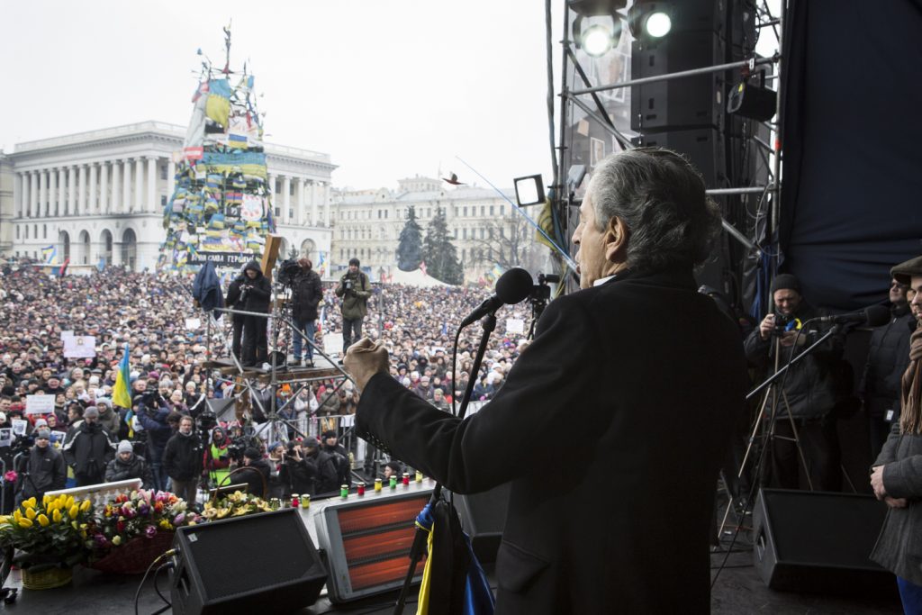 Intervention de Bernard-Henri Levy, que l'on voit de dos, tourné vers la foule, sur la place Maidan à Kiev le 2 mars 2014.
