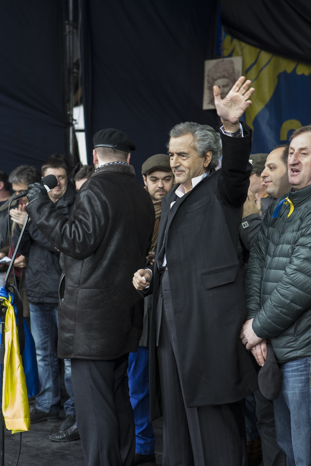 Intervention de Bernard-Henri Levy, qui salue la foule, sur la place Maidan à Kiev le 2 mars 2014.