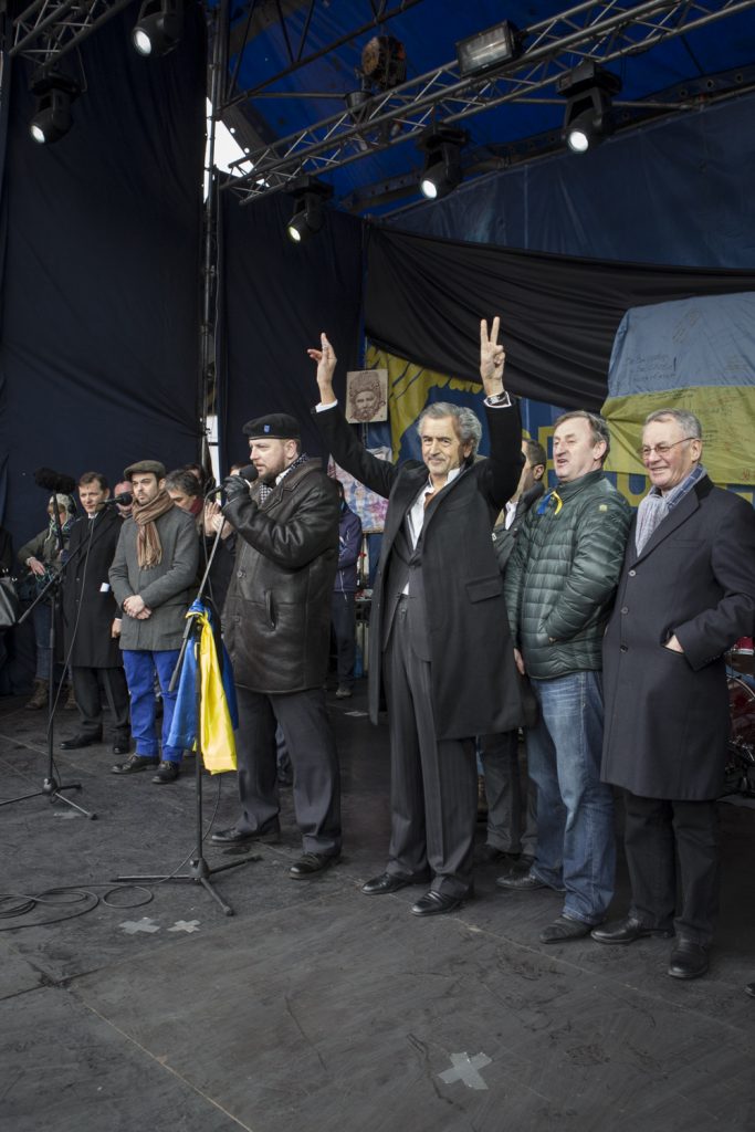 Intervention de Bernard-Henri Levy sur la place Maidan à Kiev le 2 mars 2014. Lévy fait le signe V de la victoire.