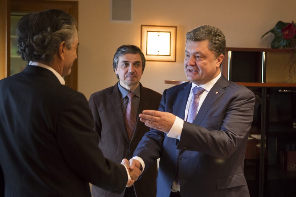 Rencontre entre Bernard-Henri Levy et Petro Porochenko à Kiev le 3 mars 2014. Ils se sert la main.