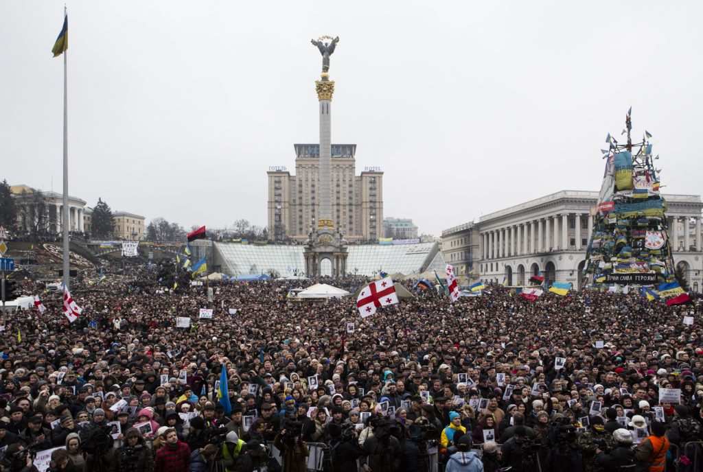 Foule devant la tribune de la place Maidan, Kiev le 2 mars 2014.