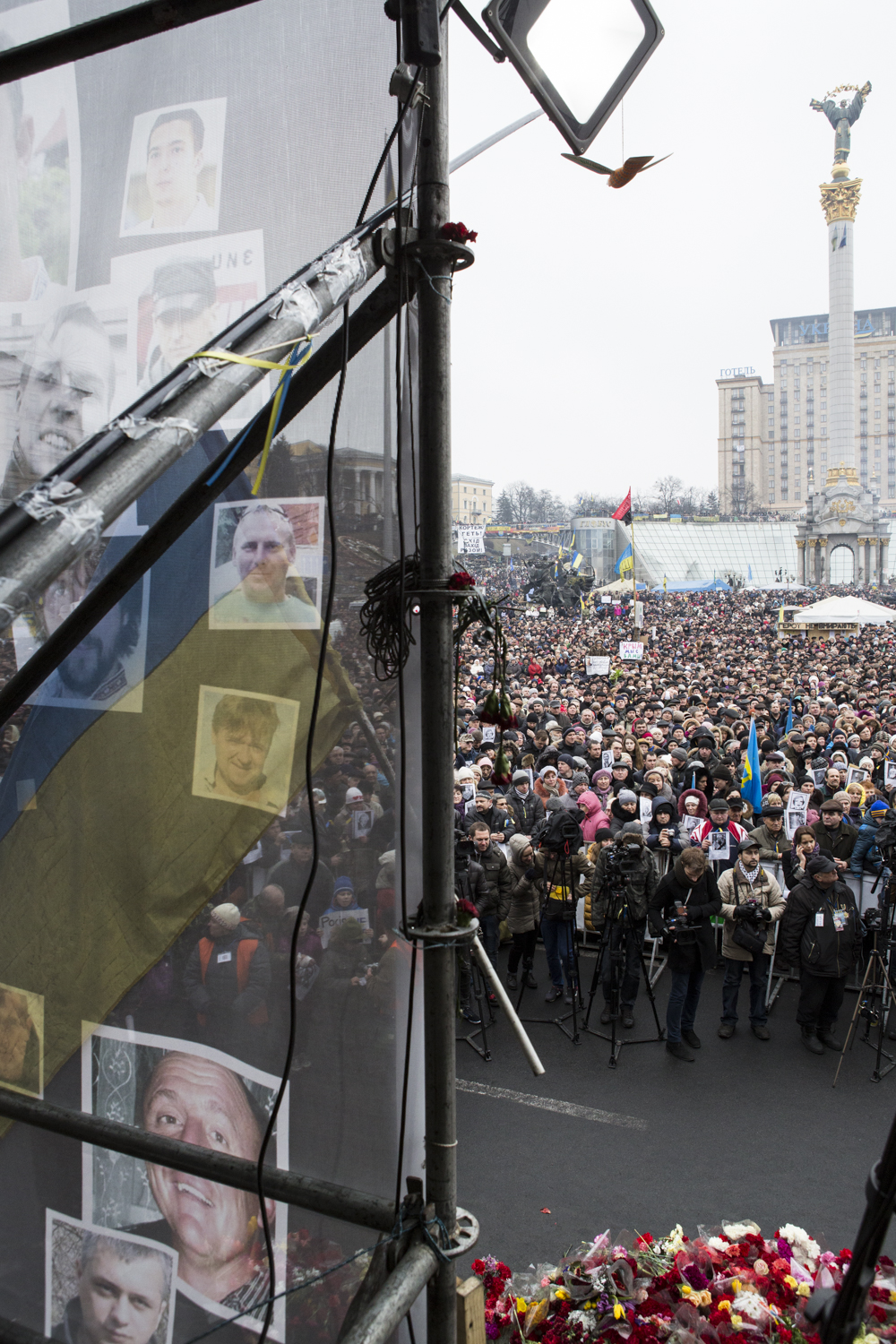 Foule devant la tribune de la place Maidan, Kiev le 2 mars 2014. On aperçoit les visages des victimes tués par la police de Ianoukovitch.