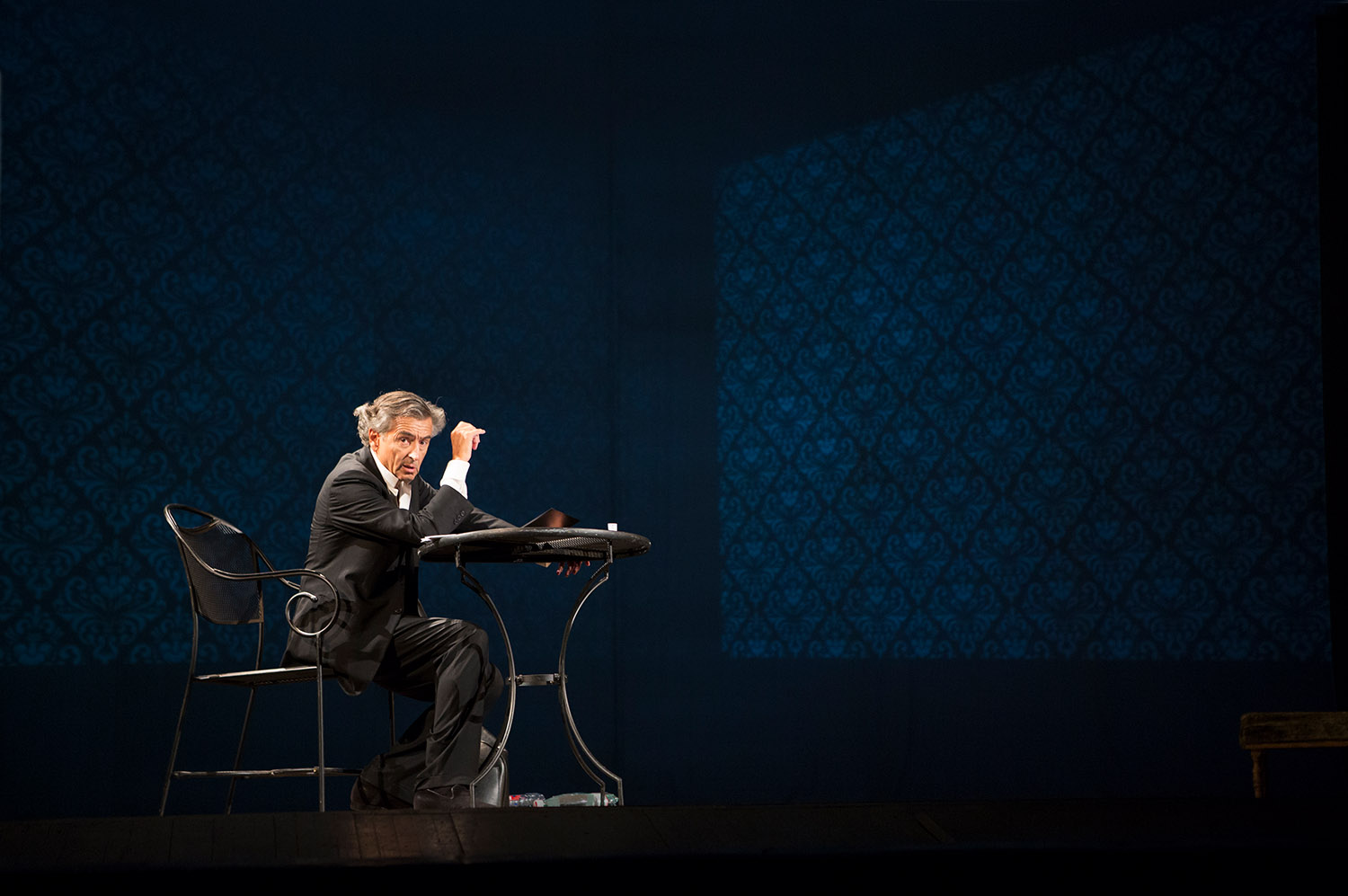 Bernard-Henri Lévy interprète sa pièce « Hôtel Europe » à l'Opéra d'Odessa. BHL est assis devant son ordinateur.