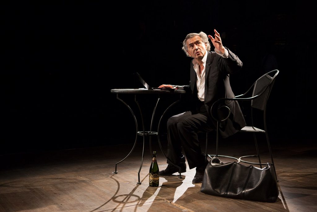 Bernard-Henri Lévy interprète sa pièce « Hôtel Europe » à l'Opéra d'Odessa. Seul en scène, le philosophe est assis devant son ordinateur.