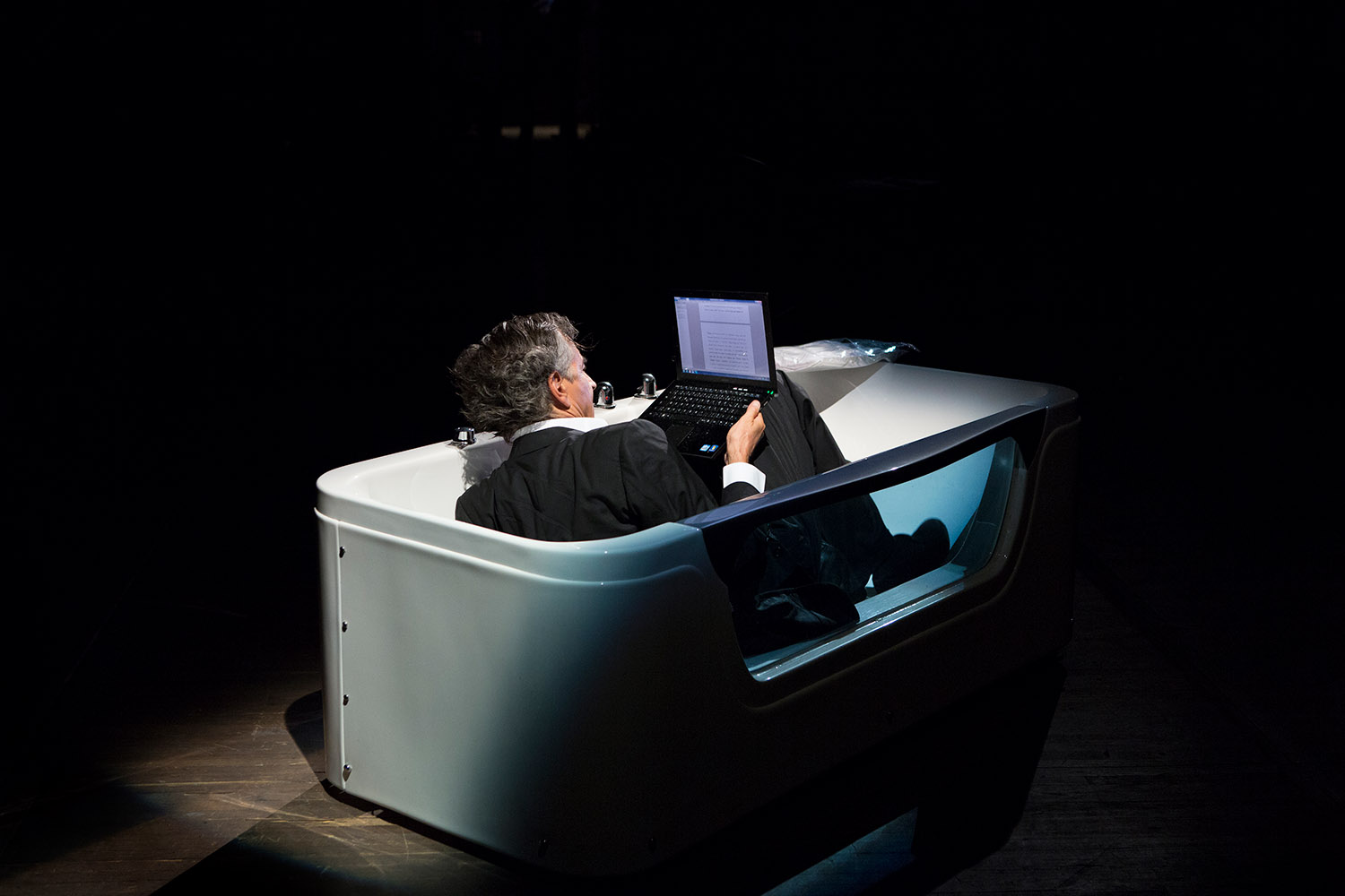 Bernard-Henri Lévy interprète la scène de la baignoire issue de sa pièce « Hôtel Europe » à l'Opéra d'Odessa. Dans une baignoire, BHL tient son ordinateur et lit un texte sur l'écran.