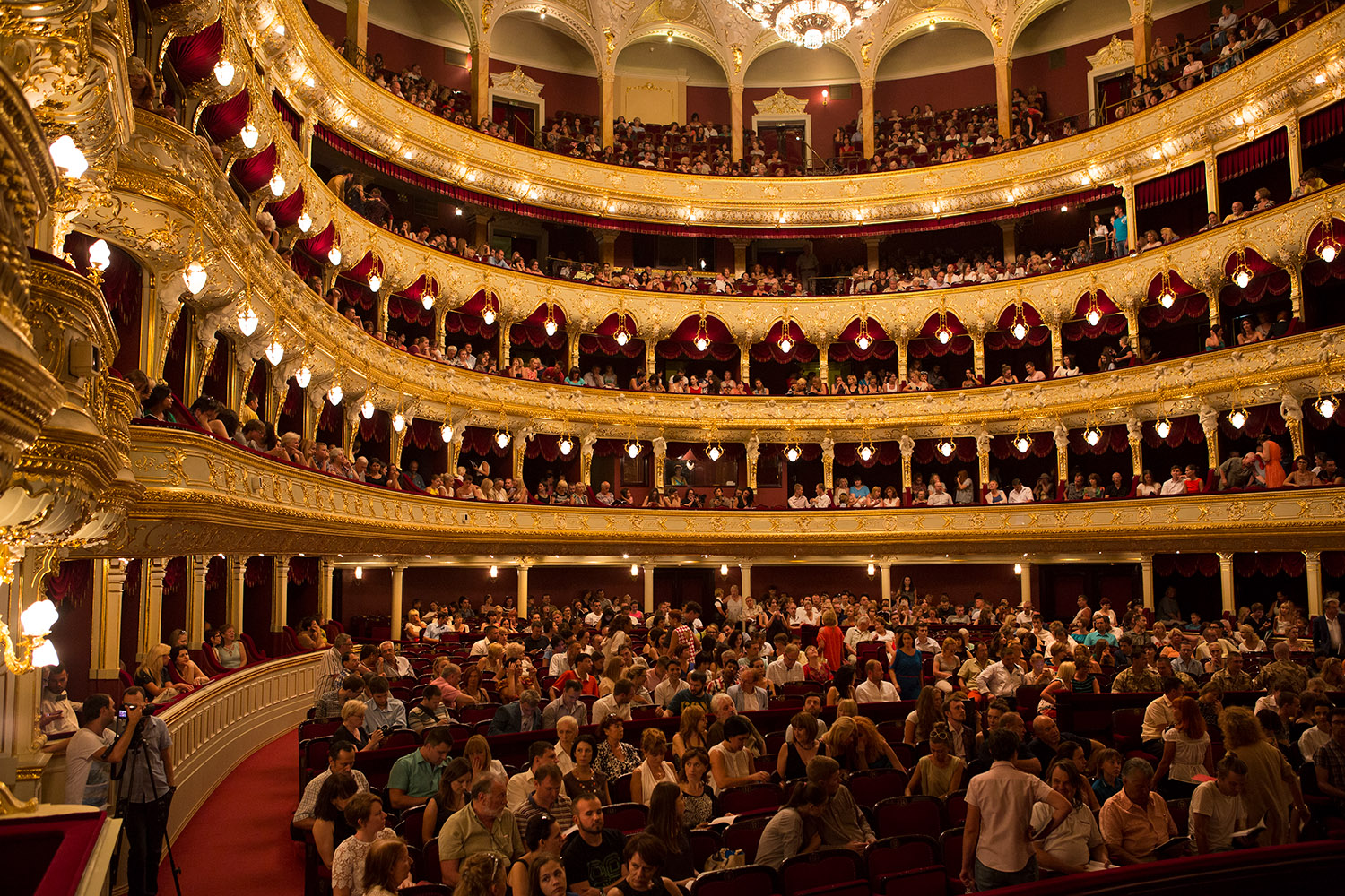 Salle comble pour Bernard-Henri Lévy et sa pièce « Hôtel Europe » à l'Opéra d'Odessa.
