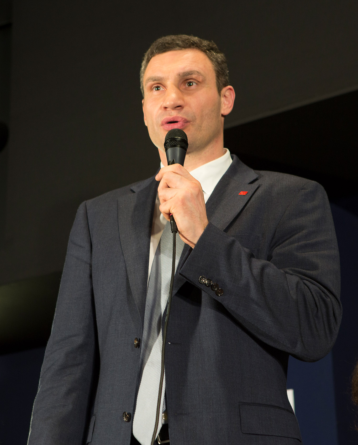Vitali Klitschko prend la parole au Cinéma Etoile Saint-Germain-des-Prés, lors de la soirée « La Maïdan à Paris » organisée par la « La Règle du Jeu » et Bernard-Henri Lévy, le 7 mars 2014.