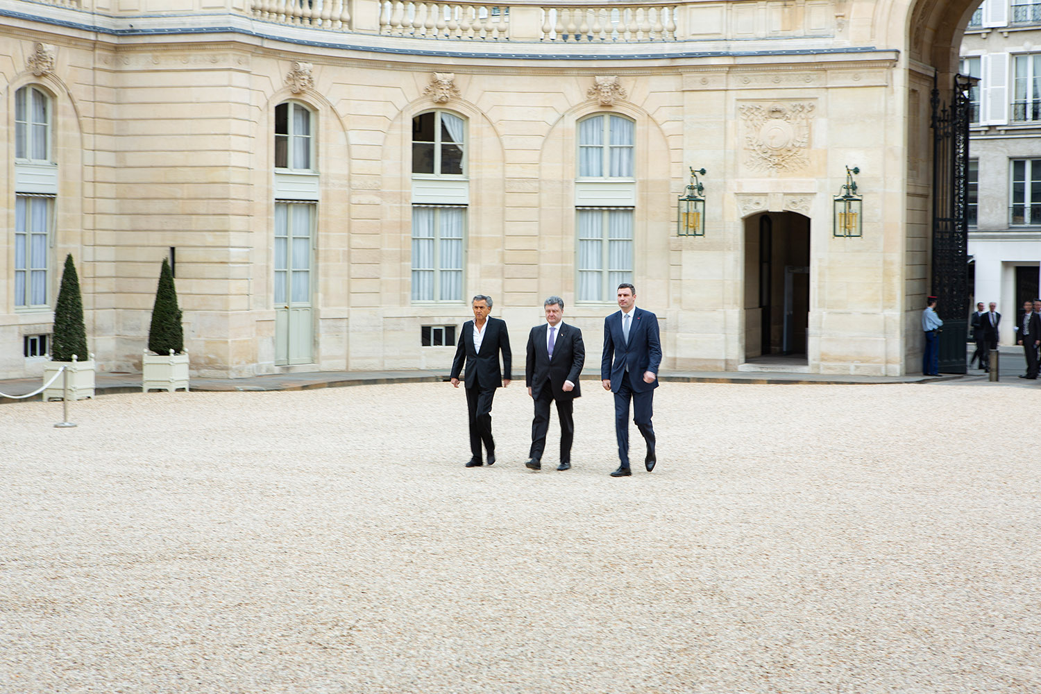 Bernard-Henri Lévy (à gauche), Petro Porochenko (au centre) et Vitali Klitschko (à droite), dans la cours de l'Élysée pour une rencontre avec le Président François Hollande le 7 mars 2014.