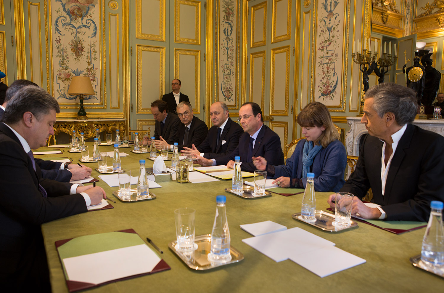 Accompagnés par Bernard-Henri Lévy, Vitali Klitschko et Petro Porochenko, échangent avec le Président François Hollande et Laurent Fabius alors en charge du Ministère des Affaires étrangères, à l'Élysée, dans la salle du Conseil des Ministres.