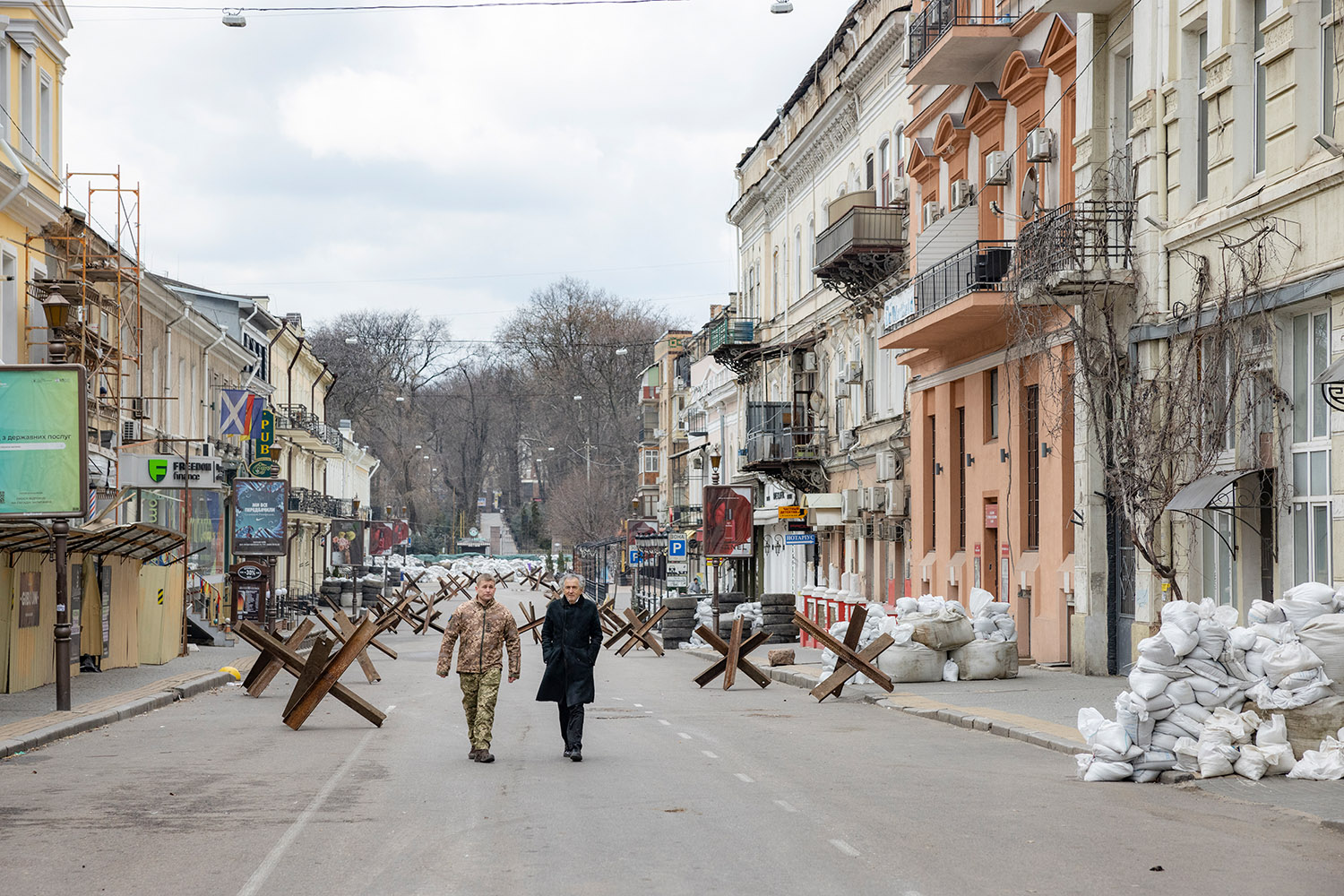 Dans les rues désertes d'Odessa. La ville attend l'assaut. BHL a à ses côtés le gouverneur Maksym Marchenko. Des sacs de sables et des installations anti chars couvrent la rue.