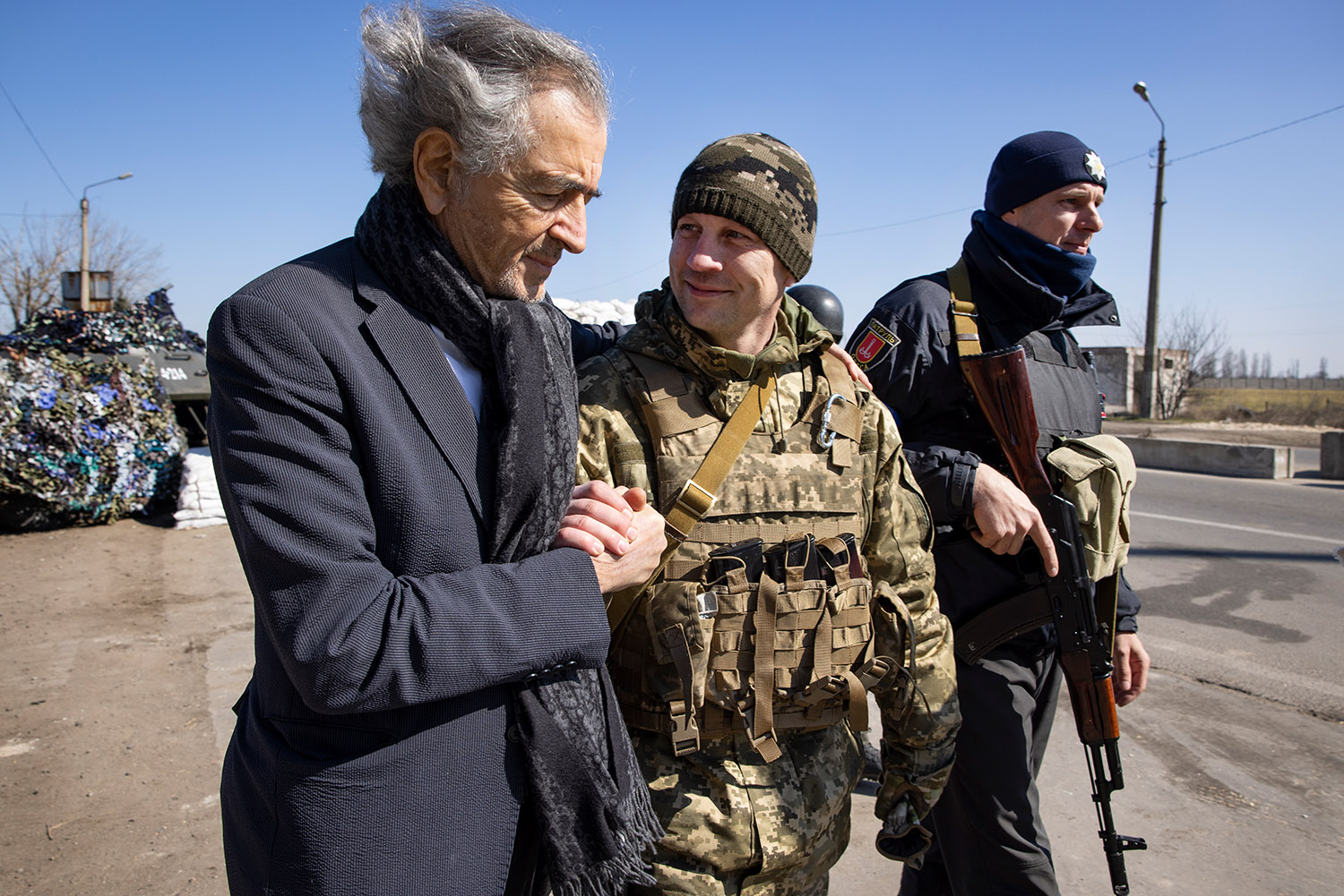 BHL with an officier on the road to Mykolaiv.