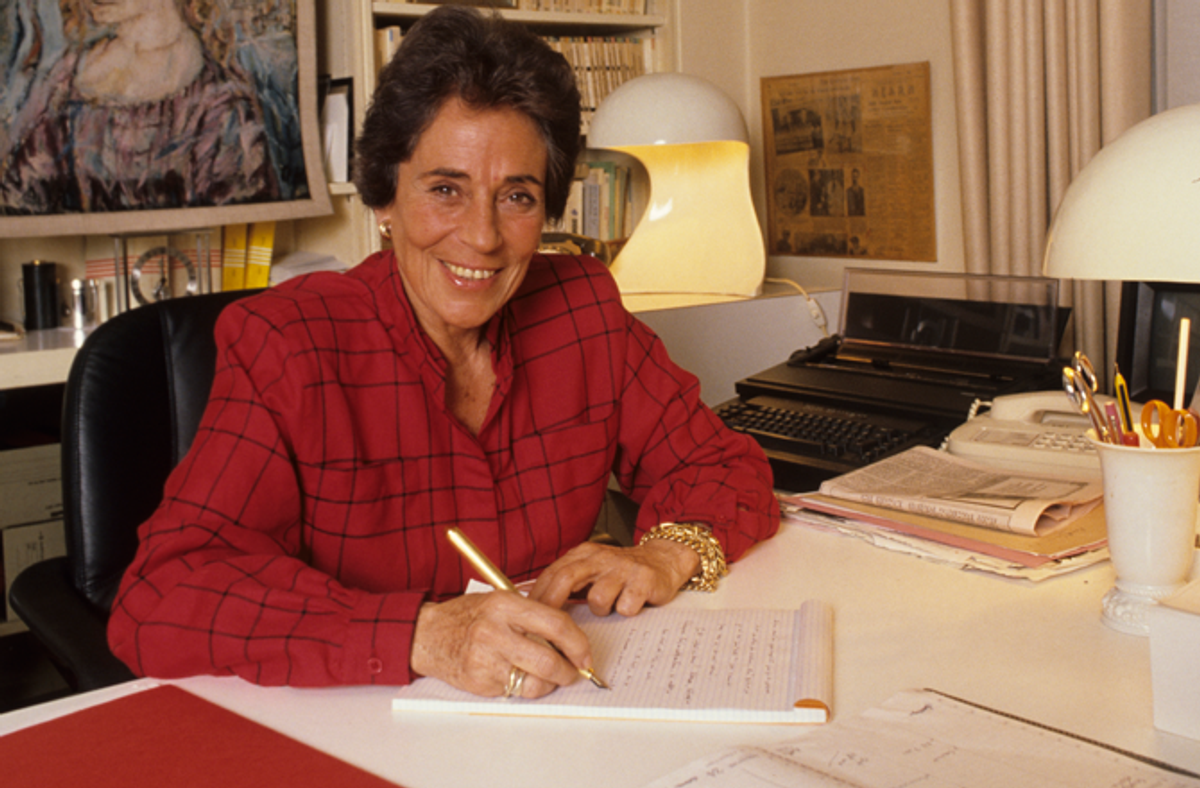 Portrait en couleur de Françoise Giroud en train d'écrire à son bureau
