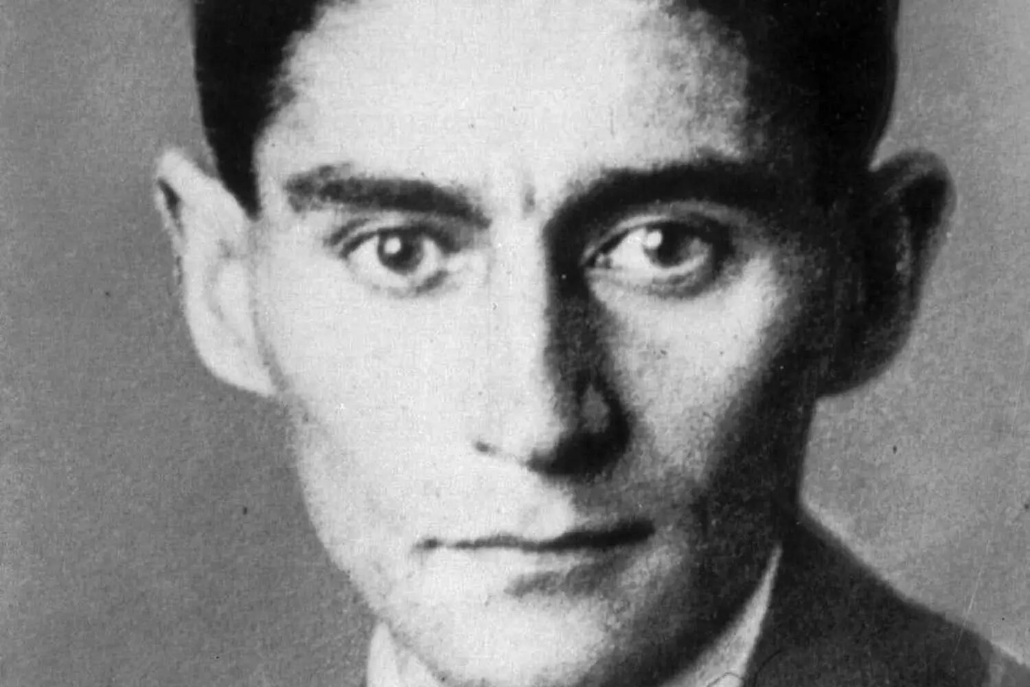 Portrait en noir et blanc de l'écrivain Franz Kafka.