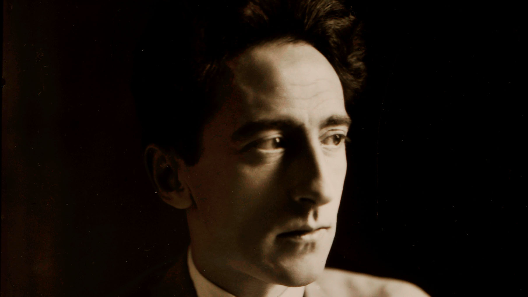 Portrait en noir et blanc de Jean Cocteau par Germaine Krull en 1929.