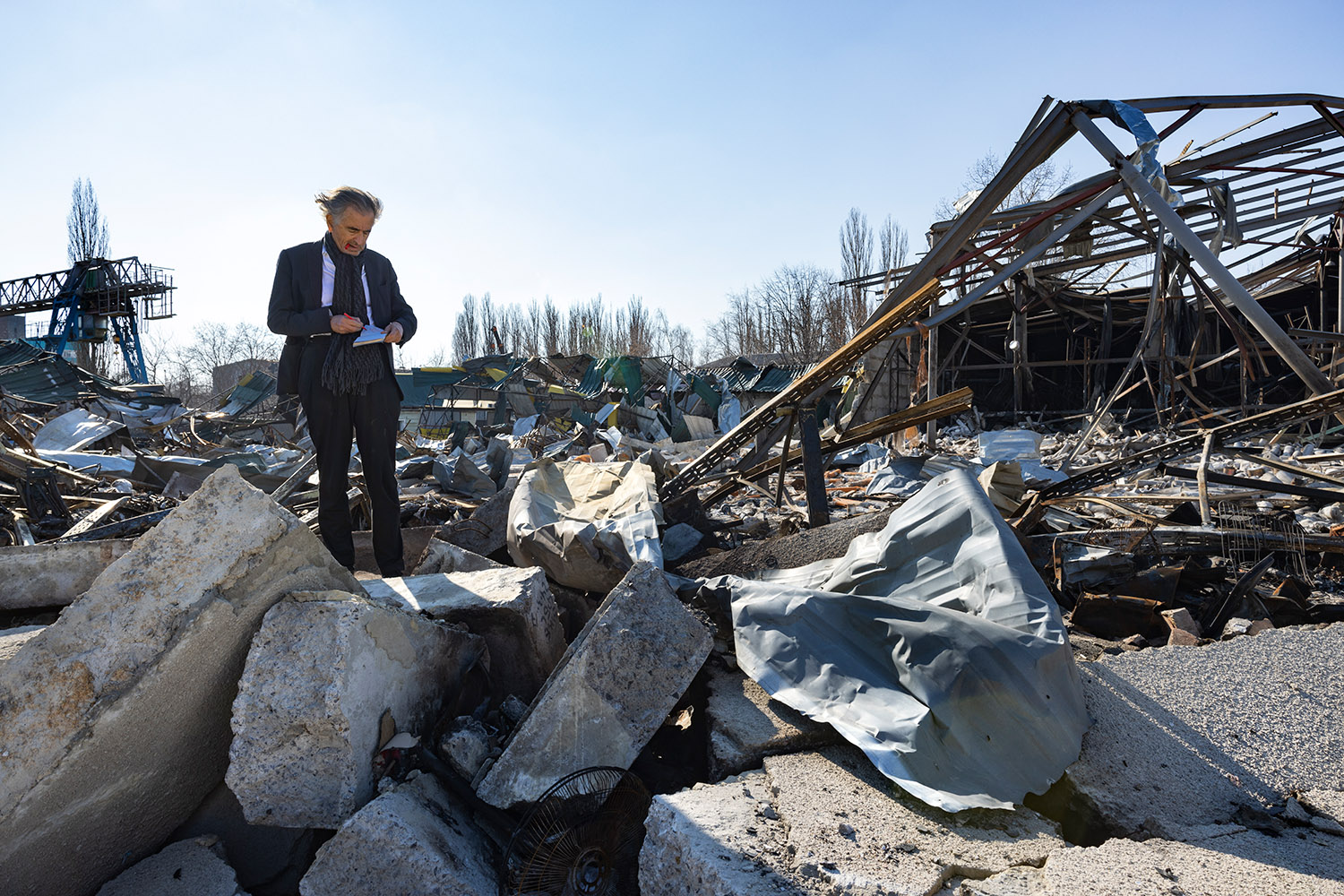 BHL dans les ruines de la ville d'Odessa en Ukraine bombardée.