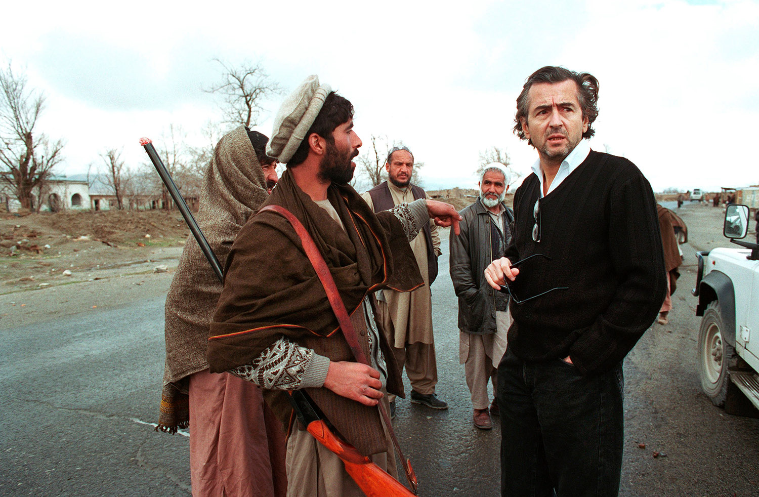 Bernard-Henri Lévy dans la Plaine de Shamali en Afghanistan. Le philosophe parle avec des afghans.