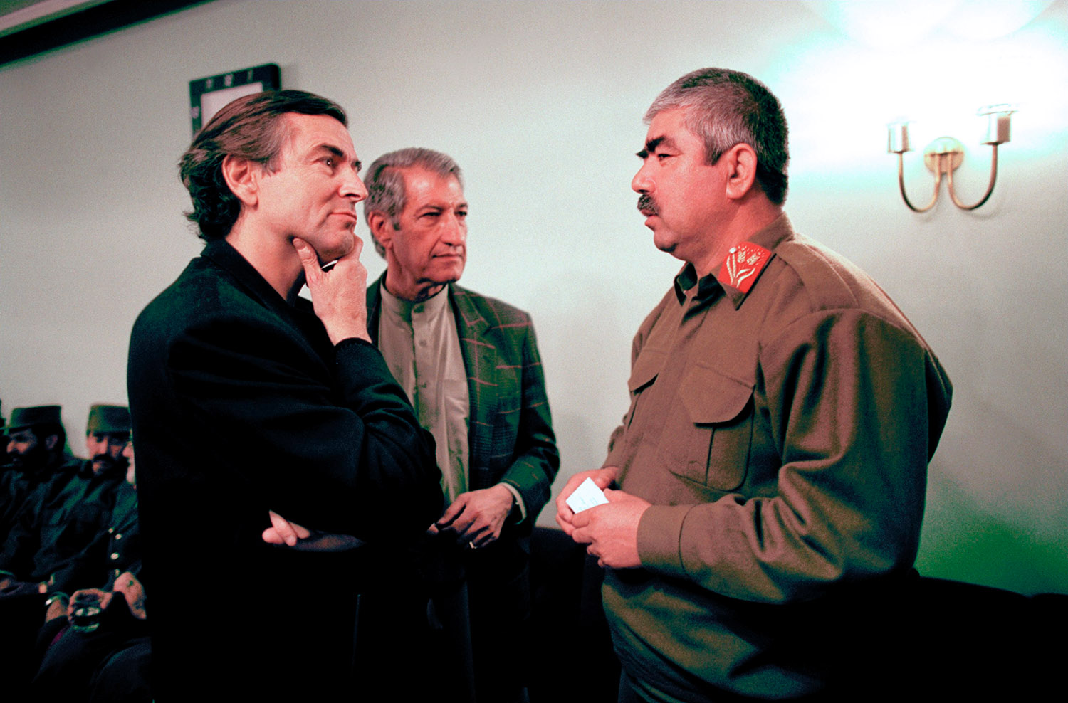 Bernard-Henri Lévy écoute Abdul RAchid Dostom, à Kaboul.