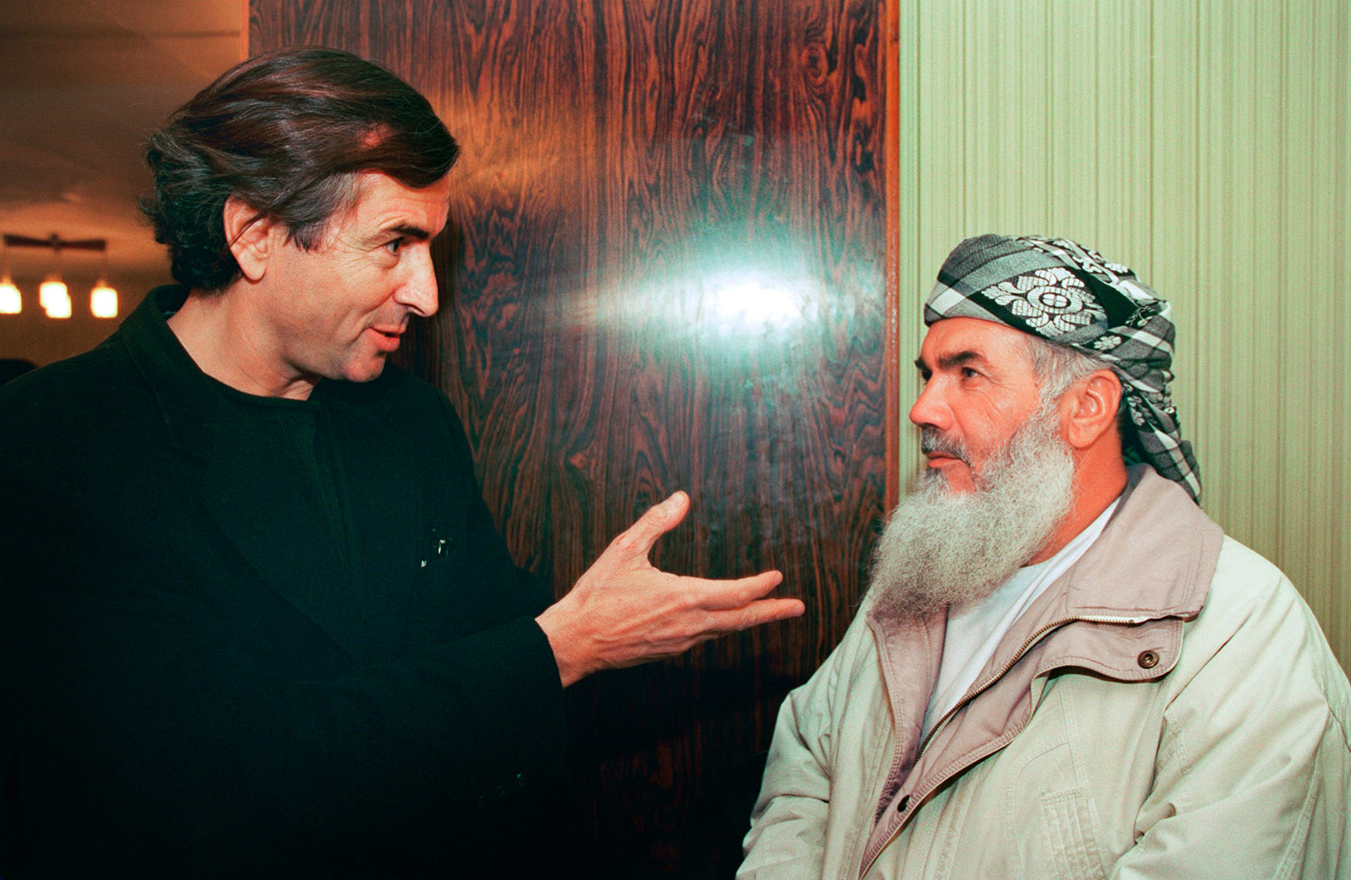 Bernard-Henri Lévy avec Ismail Khan, seigneur de la guerre, à Kaboul.